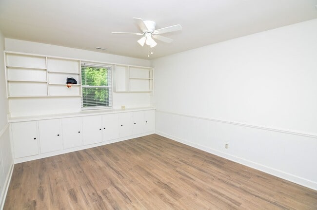 Building Photo - 230 Boxwood