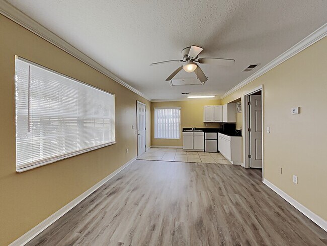 Building Photo - 2306 Fan Palm Dr
