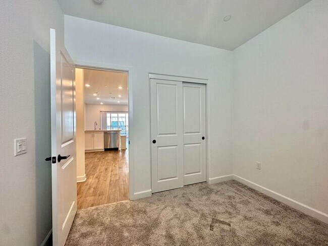Building Photo - Modern 3BR Townhome in Ocean View Hills with Attached Garage & Open Floor Plan