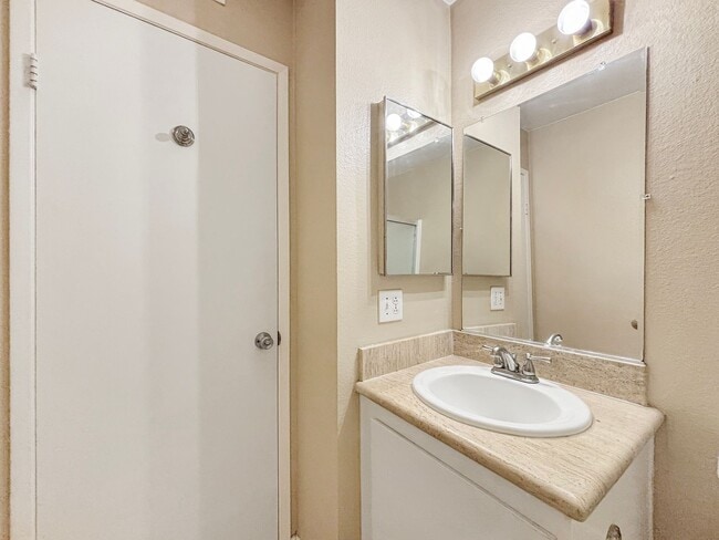 Building Photo - Beautiful 3BD/2.5BA Condo in Tierrasanta w...