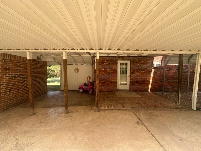 Building Photo - 16881 Beau-Kay Dr