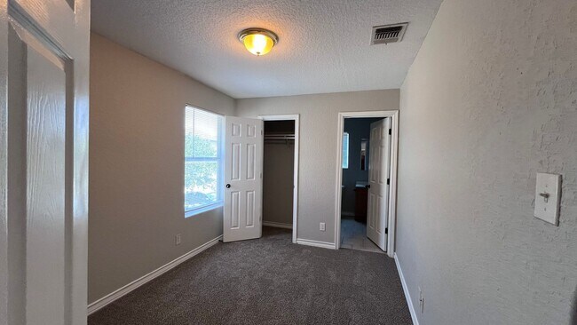 Building Photo - 5109 Flipper Dr