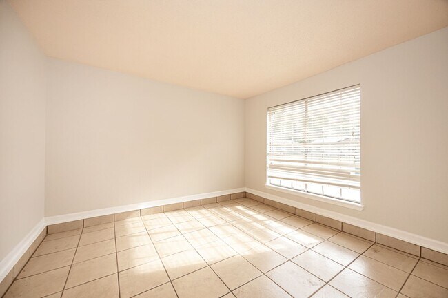 Building Photo - 2840 Gardendale Ave