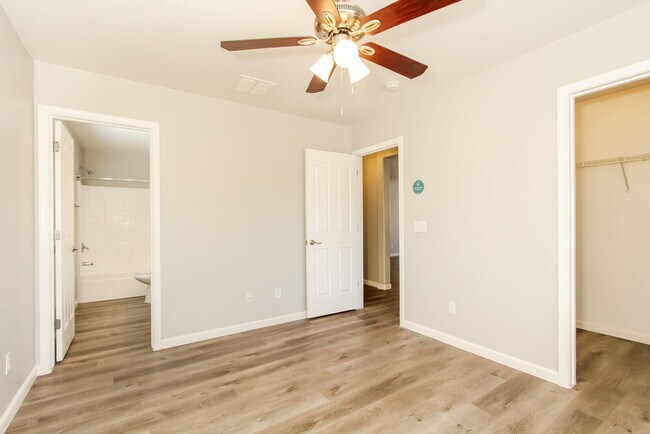 Building Photo - 11565 W Carol Ave