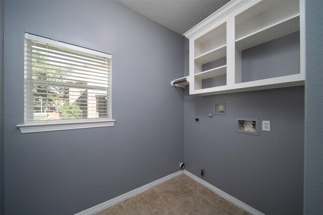 Building Photo - 4102 Magnolia Ln