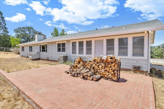Building Photo - 21179 Hemlock St