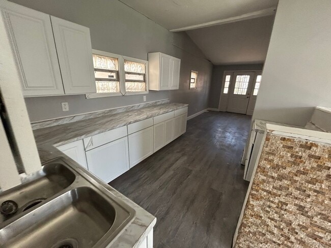 Building Photo - Section 8 Accepted! Spacious newly renovat...