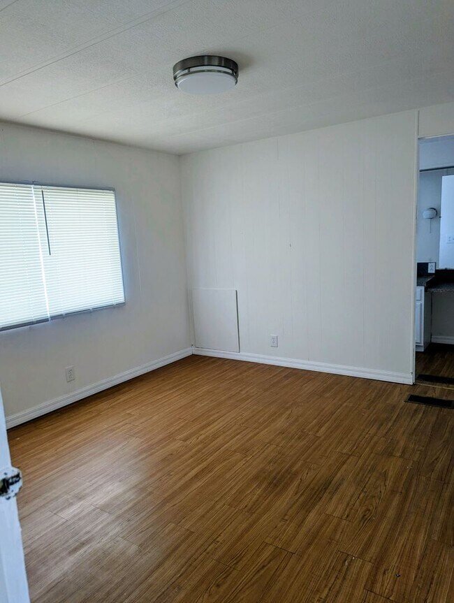 Building Photo - 2 bedroom, 2 bath mobile home located in O...