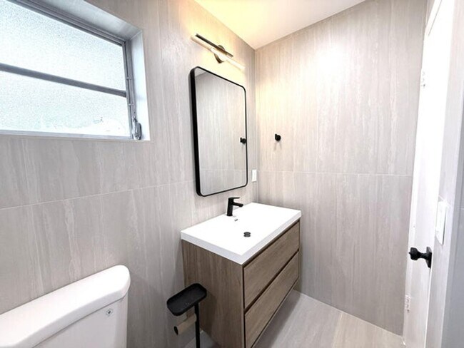 Building Photo - 210 W 23rd St