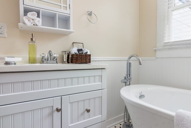 Building Photo - 418 E Myrtle St