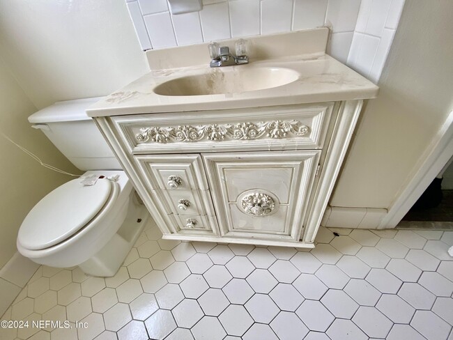 Building Photo - 1378 Ingleside Ave