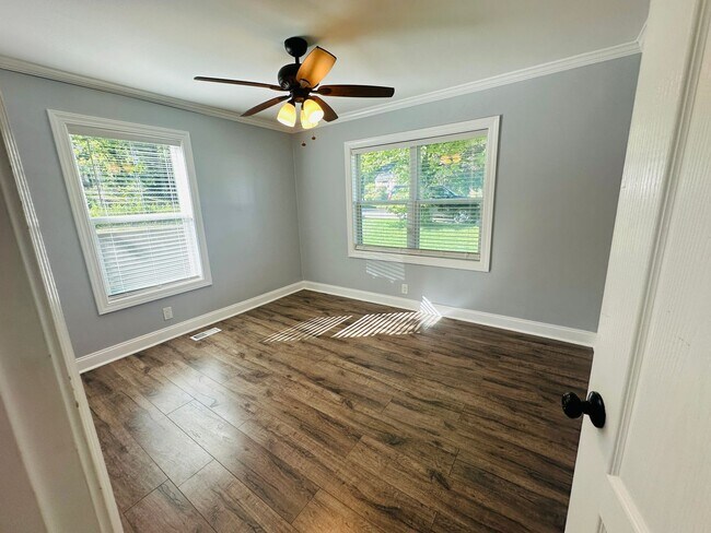 Building Photo - Urban setting w/ incredible fenced in back yard. 3 bed/2bath + detached office building