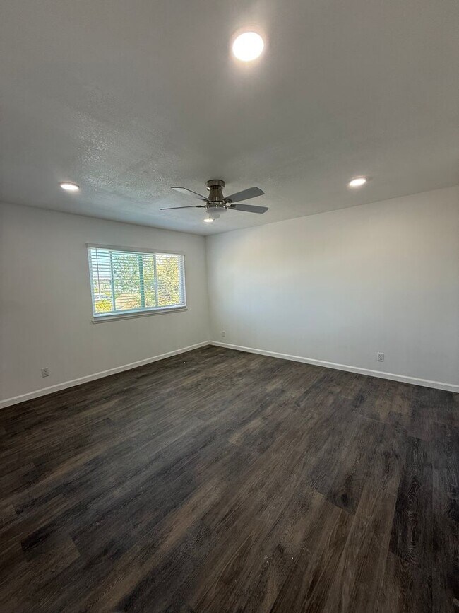 Building Photo - 4 bed, 3 bath pool home with RV access in West Simi Valley