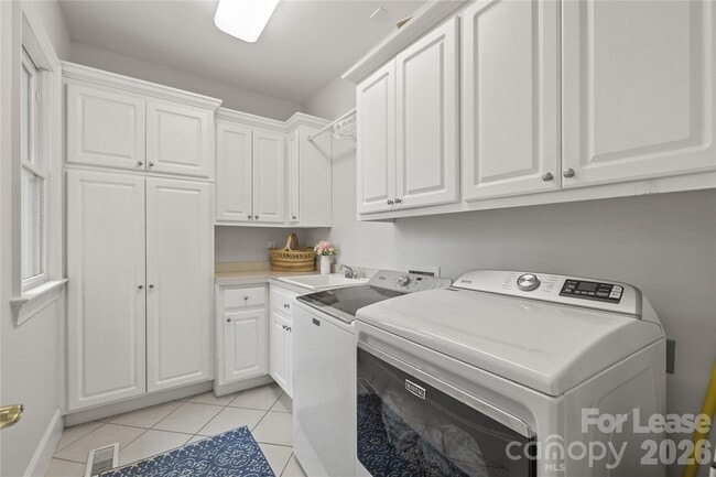 Building Photo - 1009 Honors Ct