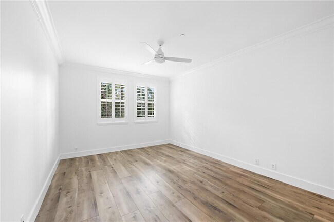 Building Photo - 218 NE 15th Ave