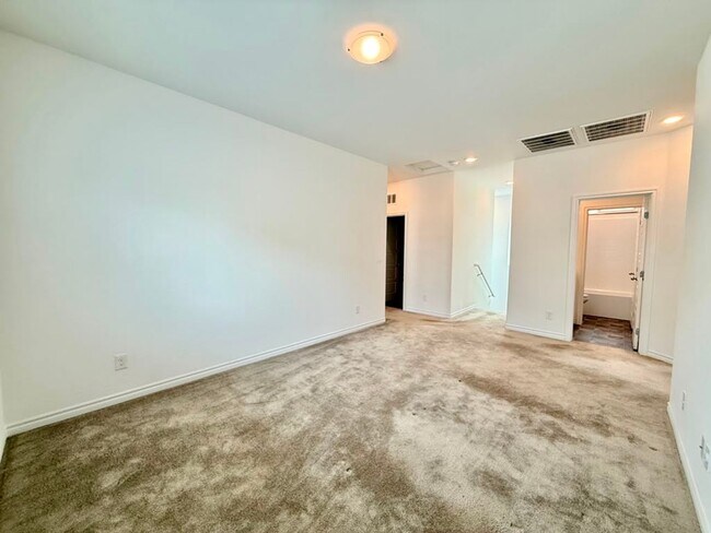 Building Photo - Gorgeous Home waiting for you!