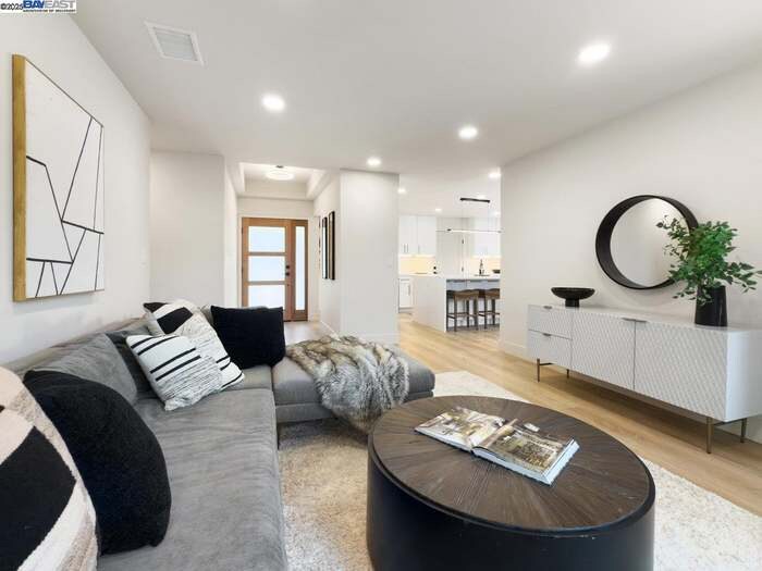 Building Photo - 6196 Inglewood Dr