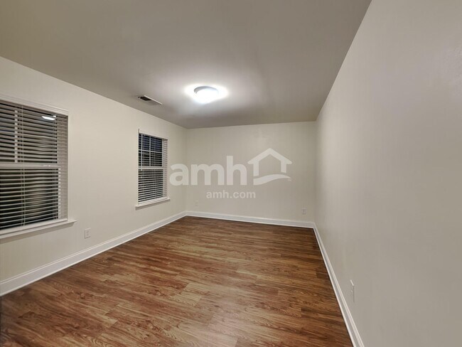 Building Photo - 252 Lake St