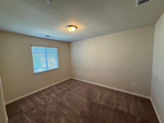 Building Photo - Two story home located in Sylvan School District!