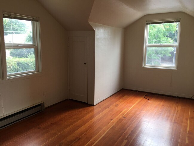 Building Photo - ** PRE LEASE FOR FALL** - Two Level Campus HOME