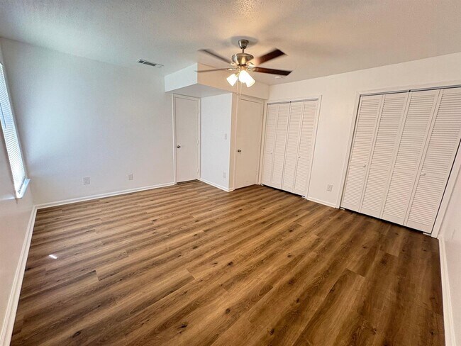 Building Photo - 208 Avon Ct
