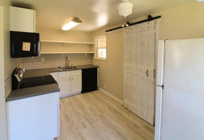 Building Photo - 2 bed, 1 bath home in Kennewick
