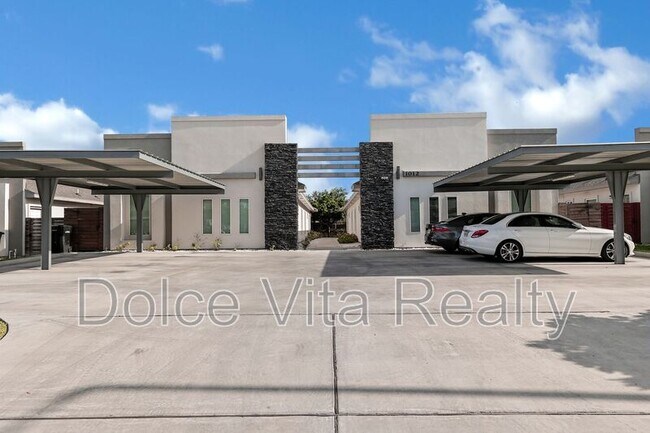 Primary Photo - 1012 E la Cantera Ave