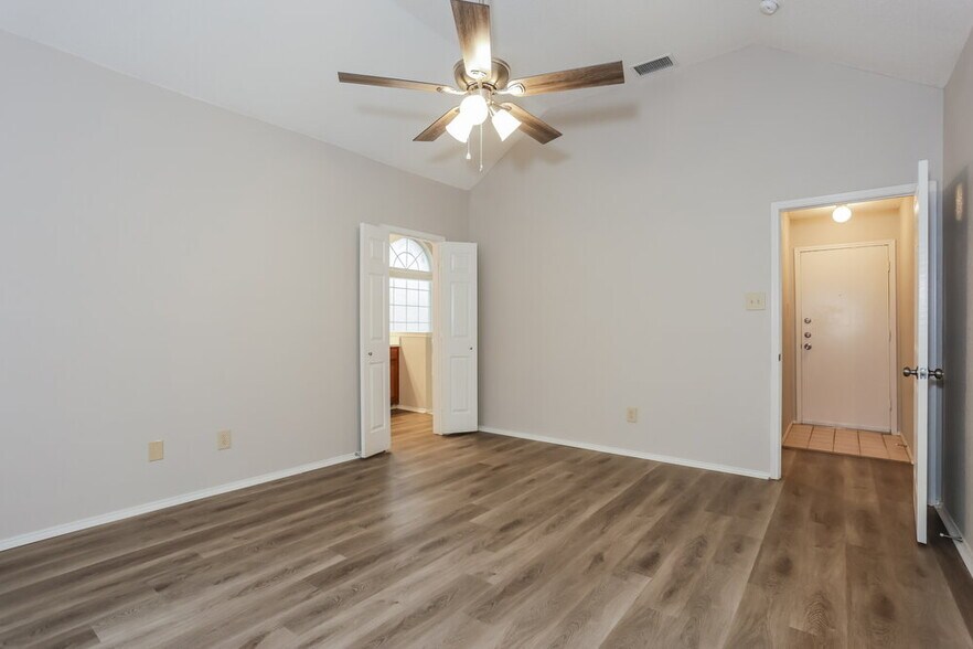 Building Photo - 712 Stain Glass Dr