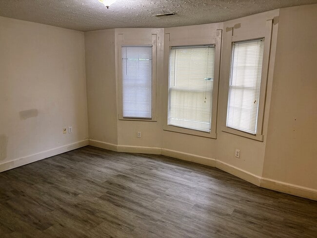 Building Photo - 2305 N Kenwood Ave