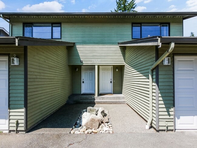 Building Photo - 2 BED & 1.5 BATH DUPLEX FOR RENT