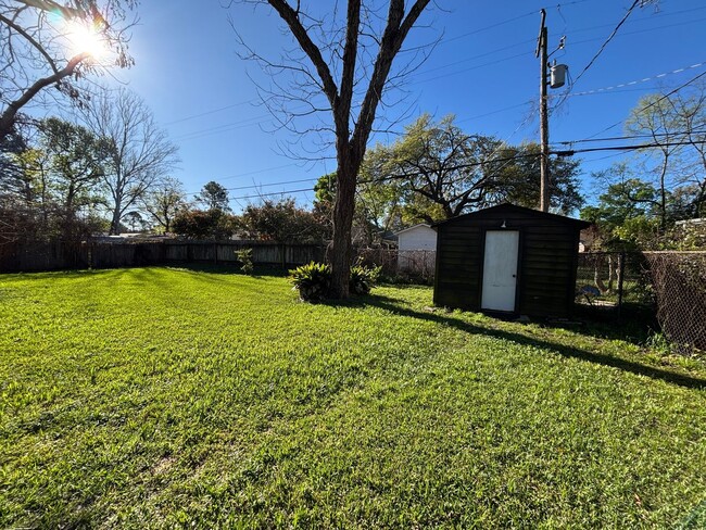 Building Photo - Large home in Brooadmor!