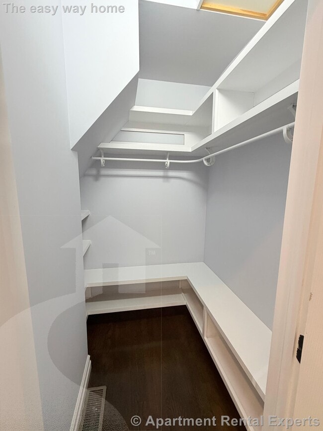 Building Photo - 8 Cross St E