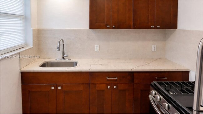 Building Photo - 2135 Bay Dr