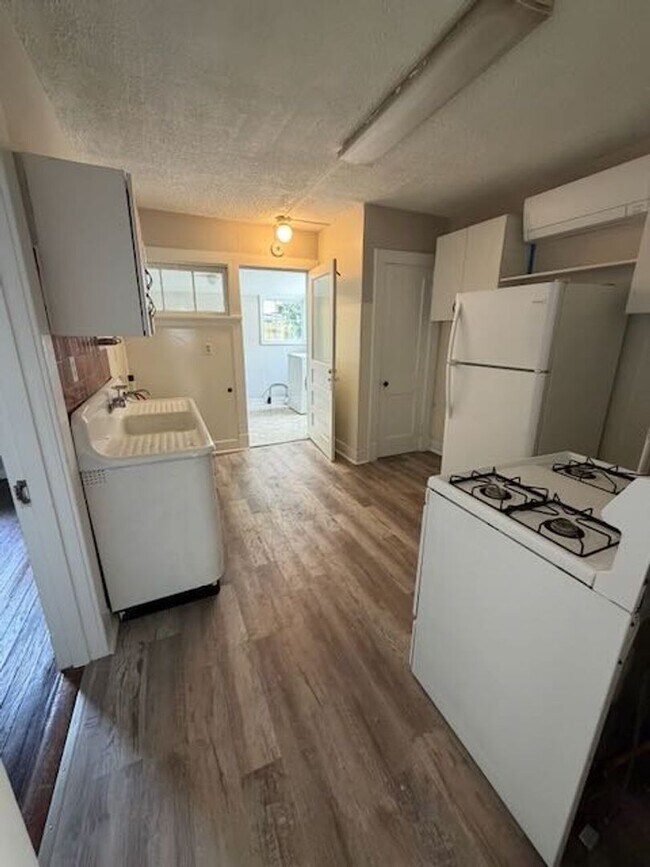 Building Photo - 2 bedroom Carytown Cottage