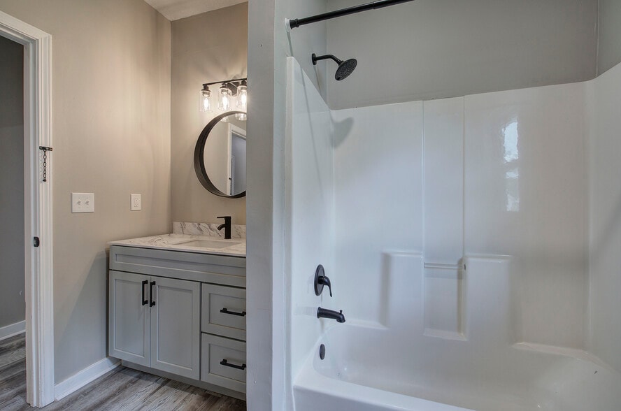 Bath 3 - 227 Saint Elmo Cir