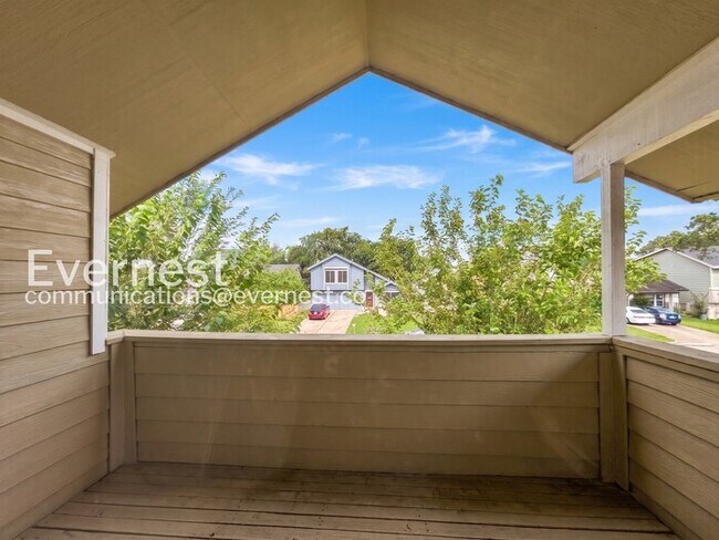 Building Photo - 4 Bed, 2.5 Bath with Fenced Yard & Garage / Pet-Friendly / Available Now!