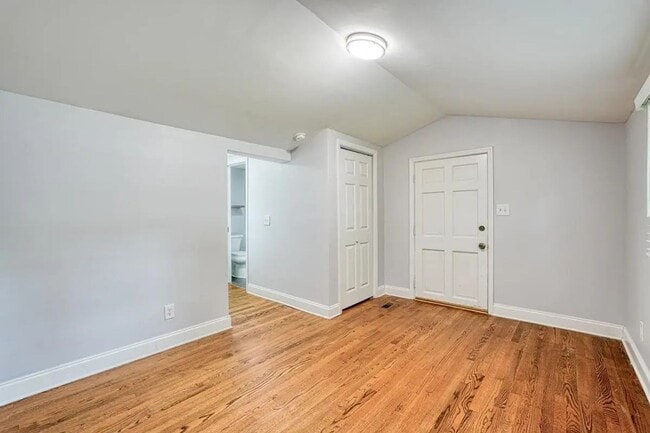 Building Photo - 215 Collins Ave