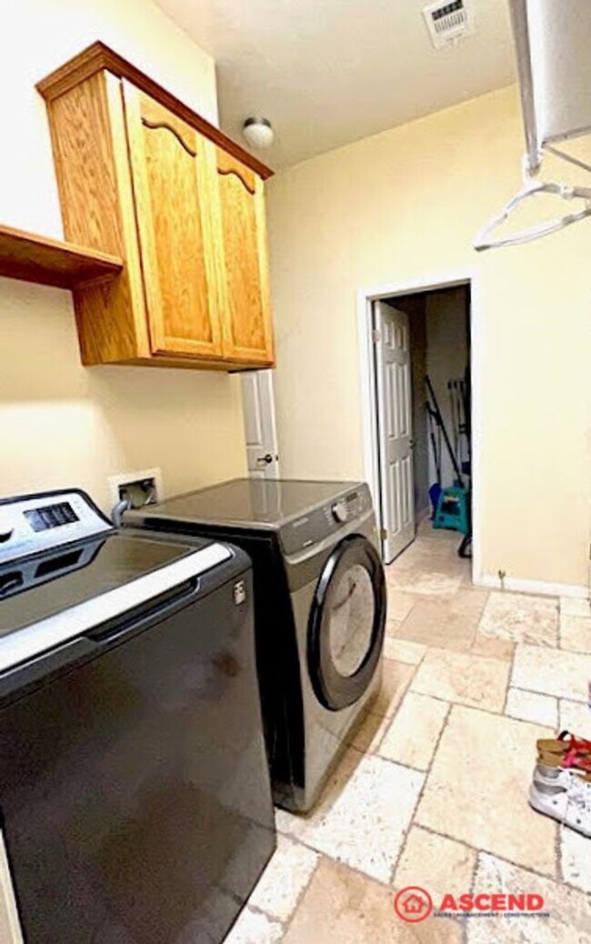 Building Photo - Beautiful Home in the Northwest!