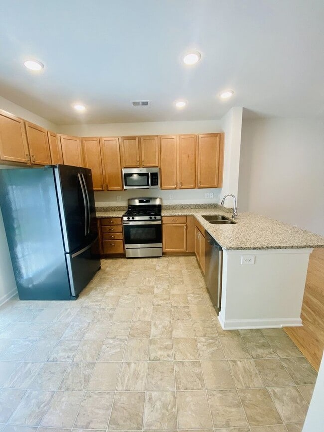 Building Photo - Stylish 3 Bed Townhouse with Granite Countertops and Hardwood Floors in Charlotte!