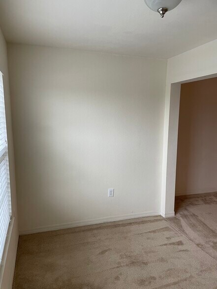 Building Photo - 5455 Vineland Rd