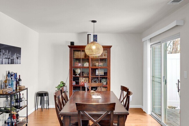 Building Photo - 33 S Pointe Cir