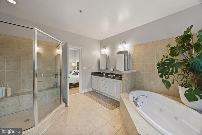 Building Photo - 900 Valencia Ct