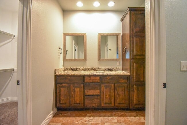 Building Photo - Stunning 4 bedroom, 2.5 bathroom home in Fayetteville!