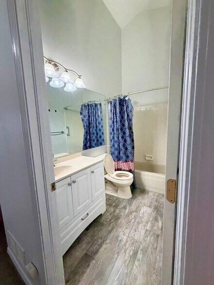 Building Photo - 1192 S Zeno Way