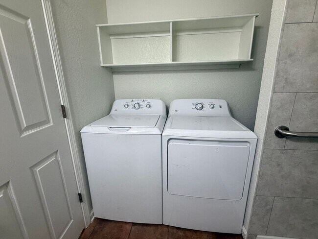 Building Photo - Affordable, Adorable & Move-In Ready!
