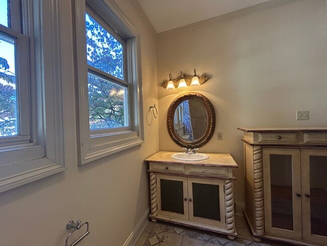 Building Photo - 635 Myrtle St NE