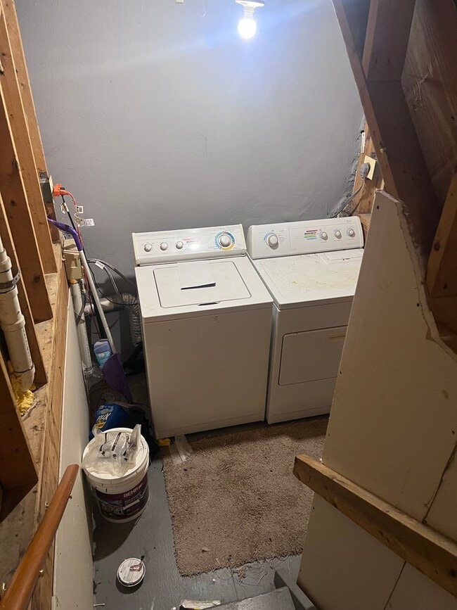 Building Photo - Charming 3BR Townhome