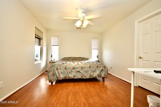 Building Photo - 1373 E Cherry Hills Dr