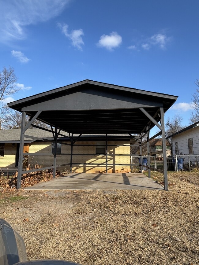 Building Photo - 915 S 6th St