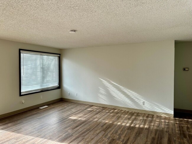 Building Photo - Spacious 3bdrm, 1bath Apt in Moyina Heights